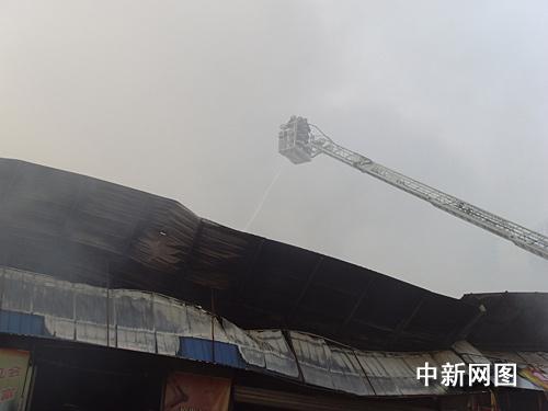 重庆最大茶叶市场仓库突发大火 两工人跳楼逃