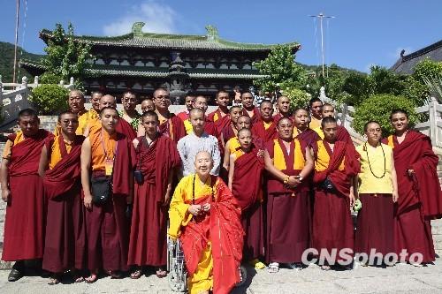 二十六位西藏活佛参访海南三亚南山寺