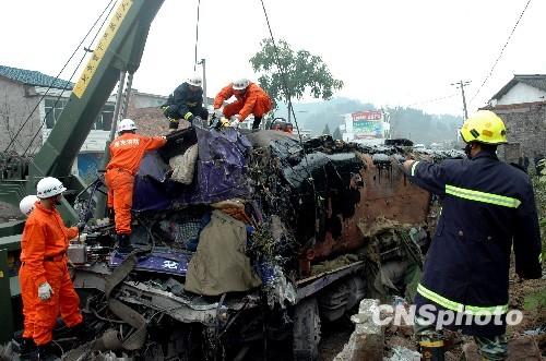 图四川南充发生罐车侧翻事故死亡3人