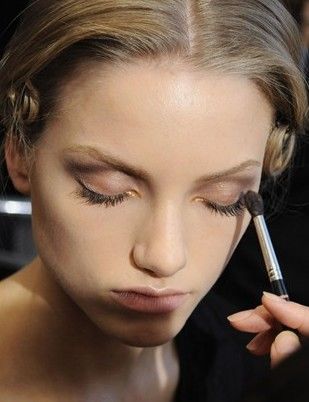 金棕迷情 Bottega秀场妆简约复古_彩妆 眼影 流行