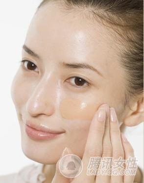 粉底液怎么涂要涂多少 18835485.jpg