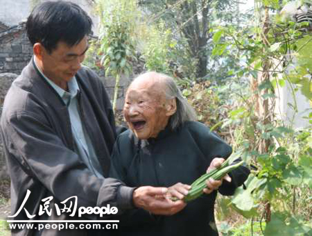 安徽歙县桂林镇吴川村105岁老人吴翠珠拉住前来看望她的村支部书记