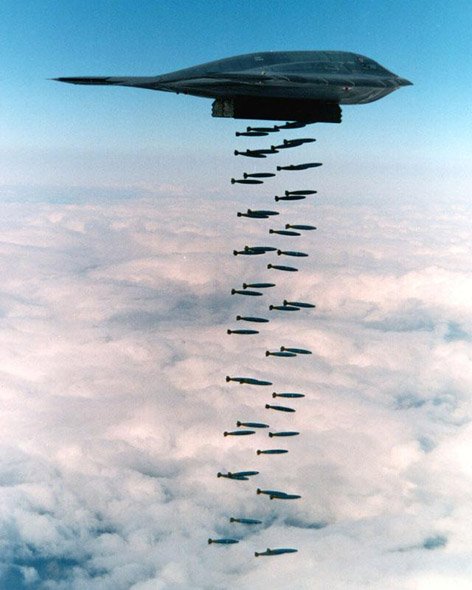 美国《新闻周刊》上,一时间,b-52和b-2轰炸机的命运引起了媒体的广泛