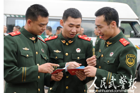 多次参加献血的士官覃华富拥有两本献血证    图片来源:人民武警报