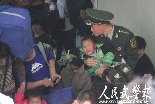 春节连线武警学员4年寒假在广州火车站执勤,武