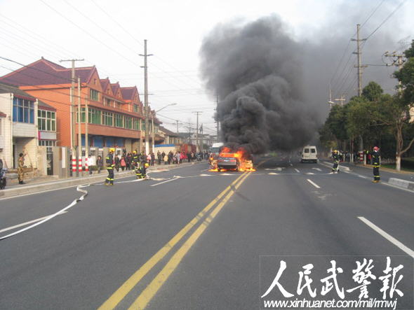 轿车撞车起火司机被困 获武警救援安全脱险,武