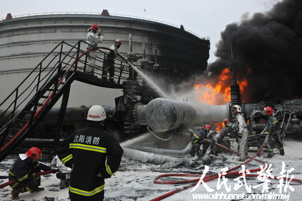 现场辽宁消防官兵成功扑灭大连油库火灾