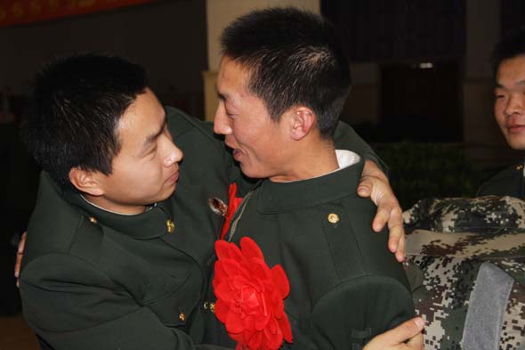 沈阳军区领导踏雪送老兵__滚动新闻_温州网