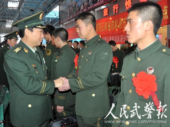 泪别警营 武警云南总队数千老兵退伍返乡 图_