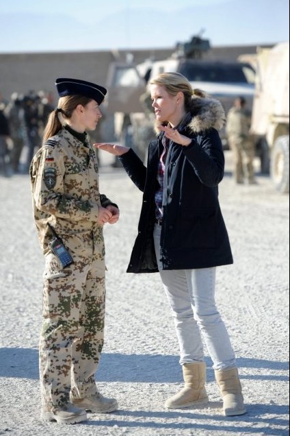 组图:德国防长携漂亮妻子突访驻阿德军部队