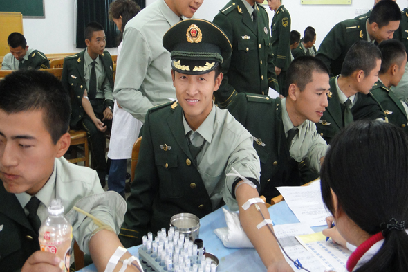 武警武汉指挥学院组织学员义务献血