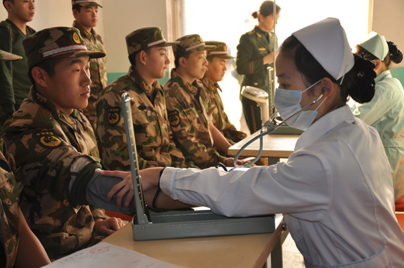 部队组织新兵进行体检.图片来源:人民武警报医务人员到训练场巡诊.