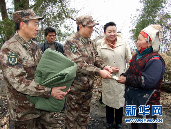 子弟兵冒雪为贵州受灾苗族群众送救命粮