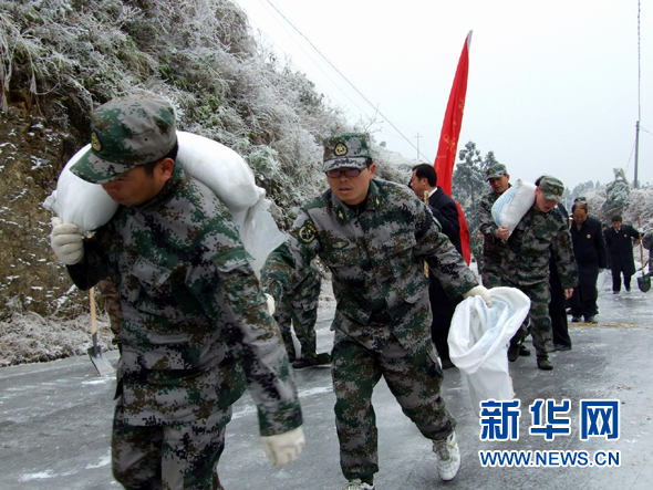 子弟兵冒雪为贵州受灾苗族群众送救命粮