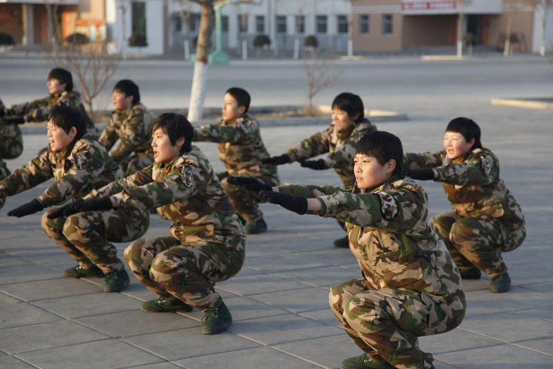 映像武警新兵团女兵的一天