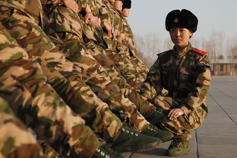 映像武警:新兵团女兵的一天