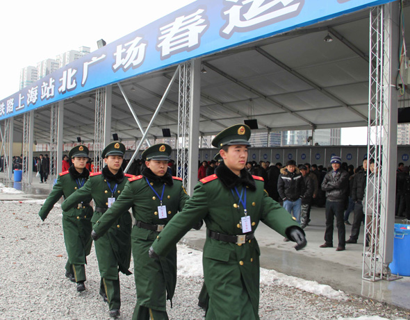 武警上海总队担春运负临时售票处执勤任务纪实