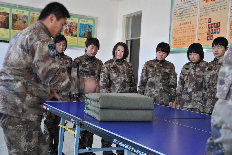 直击2010年冬季征兵女兵生活训练[组图]