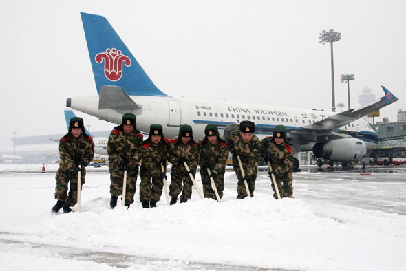 首都机场武警官兵奋力除雪保航路畅通