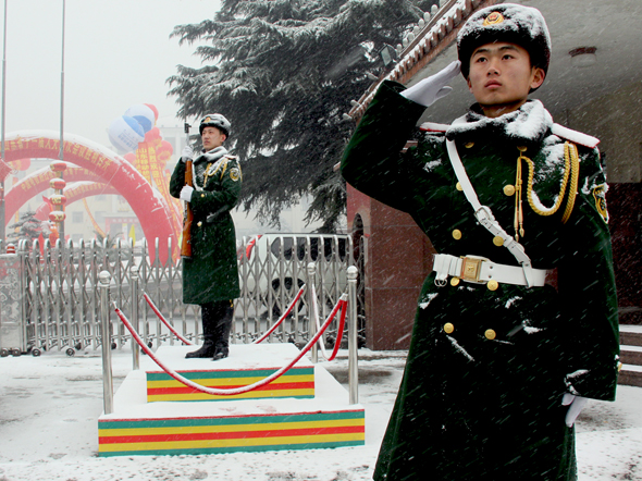 精彩酷图山东两会执勤武警雪中风采