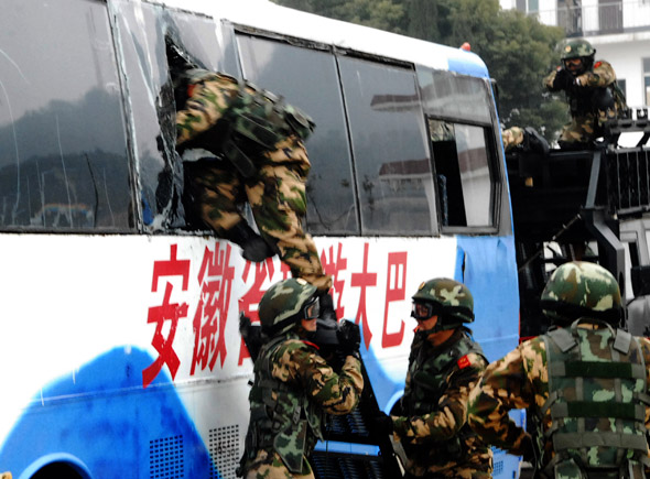 大巴车及乘客被劫持为主题的反恐实战大演习,以锤炼,提高部队反恐处突