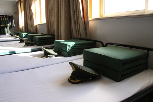 两会召开前,武警官兵就把宾馆的会议室"改造"成集体宿舍.