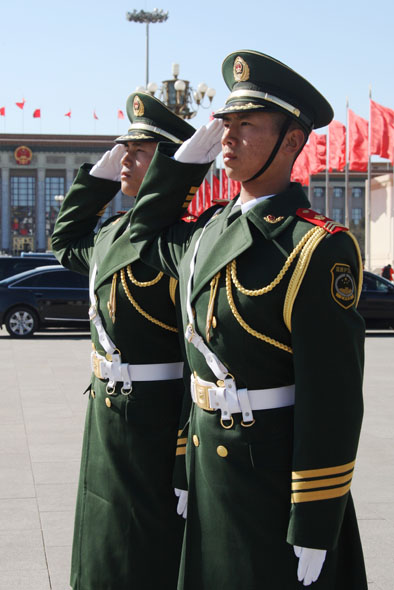 迎送两会代表委员图片来源:人民武警报武警礼兵向大会代表车队致敬