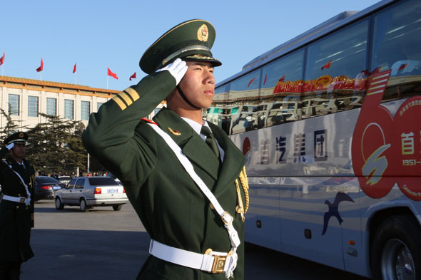 武警礼兵向大会代表车队致敬    图片来源:人民武警报20分钟军礼,武警