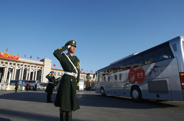 20分钟军礼 武警哨兵迎送两会代表委员_礼宾 武警