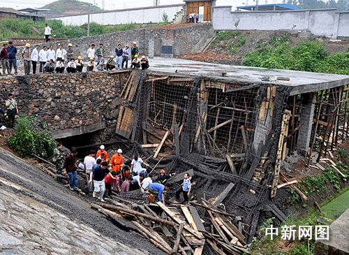 重庆黔江区火车站在建工地垮塌致1死3伤