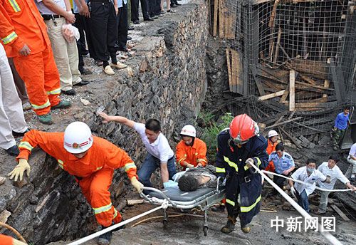 重庆黔江区火车站在建工地垮塌致1死3伤(图)