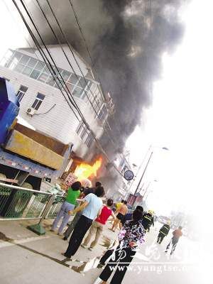 油漆店起火引燃隔壁液化气换气站(组图)_油漆