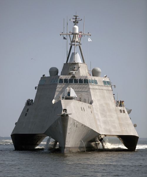 组图:美国海军三体战斗舰独立号正式开始海试