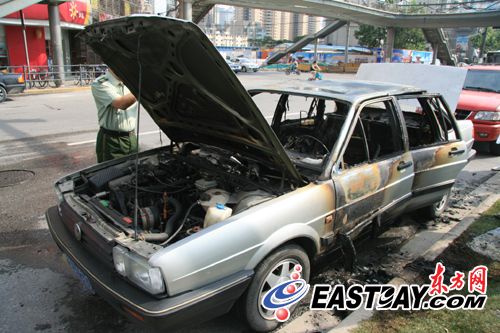 图片说明:这辆桑塔纳已经报废