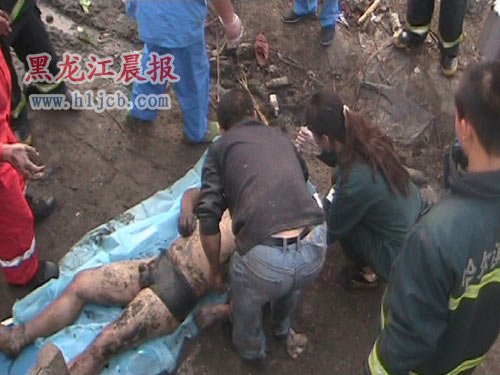 男子为营救化粪池内小猪中毒身亡图