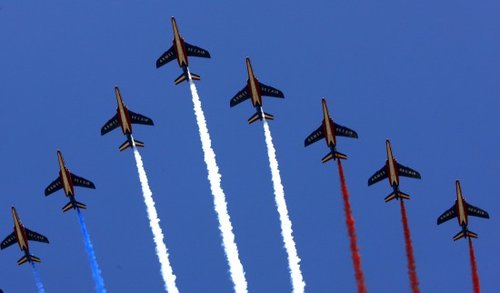 7月14日,在法国巴黎举行的国庆日阅兵式上,法国空军飞机从凯旋门上空