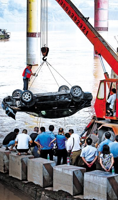 男子开车载前女友夜谈被洪水冲进嘉陵江(图)_