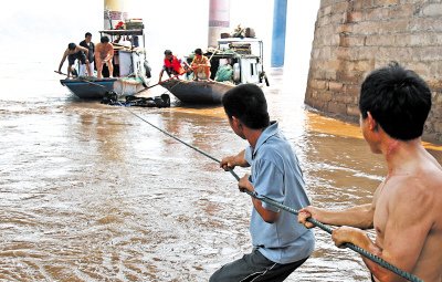 男子开车载前女友夜谈被洪水冲进嘉陵江(图)_