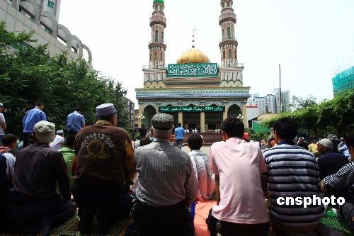 组图:乌鲁木齐穆斯林主麻日清真寺内做礼拜
