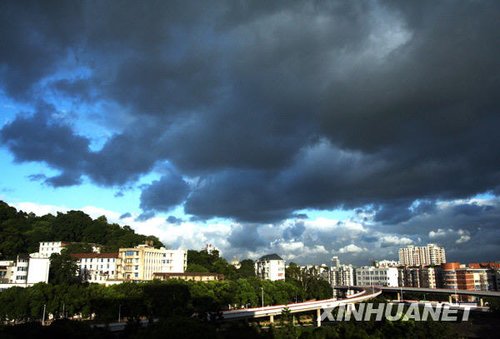 福州市区受台风莫拉菲影响暴雨倾盆电闪雷鸣