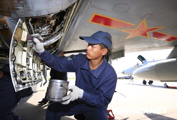 7月25日,机务官兵在进行飞行前的机务准备.