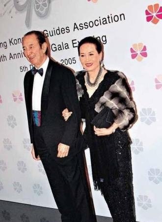 组图:澳门赌王何鸿燊四房妻子和十七个子女_组