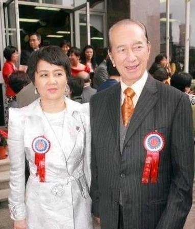 组图:澳门赌王何鸿燊四房妻子和十七个子女_组