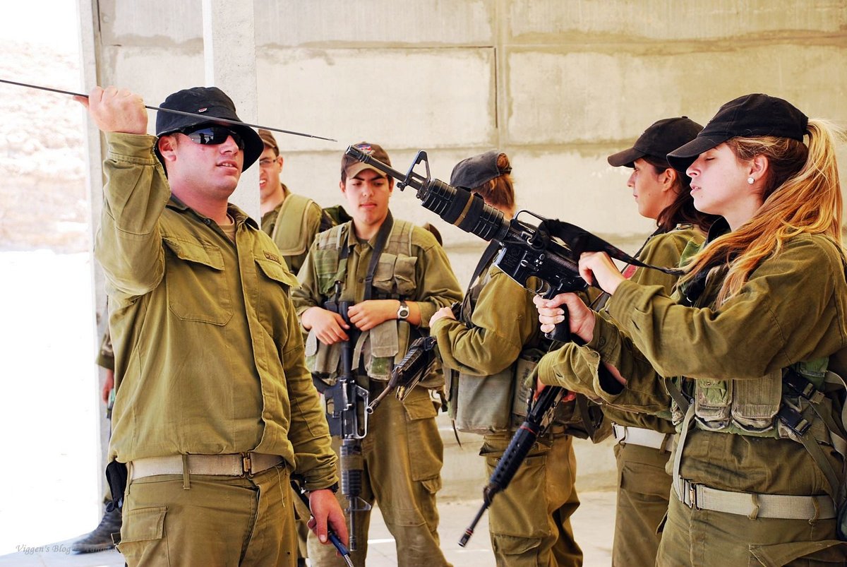 组图:以色列女兵训练像郊游