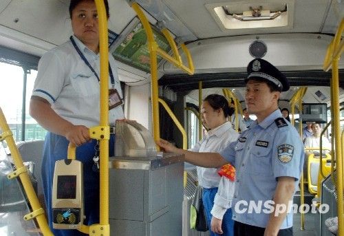 图文:北京民警穿制服上公交巡逻