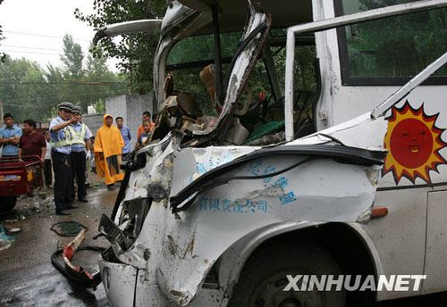 组图河南洛阳发生重大车祸致23人受伤