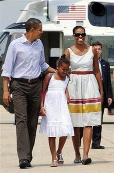 奥巴马偕家人度假 女儿爱撒娇夫人改保守装