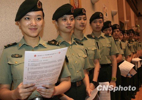 组图:驻港部队无偿献血 漂亮女兵打头阵