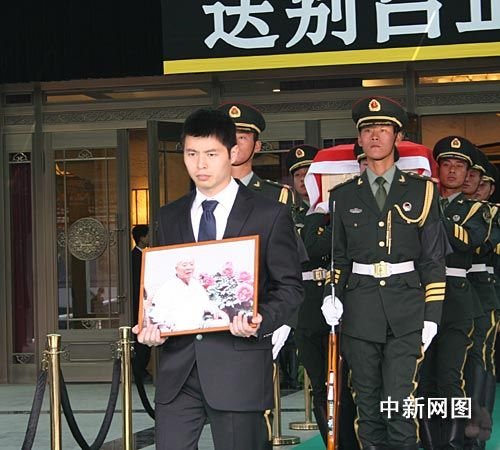 10月20日上午,新中国开国上将吕正操将军遗体