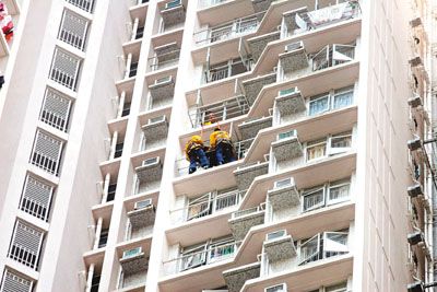 妇人疑丈夫有外遇欲寻死 横躺30楼外晾衣架,妇